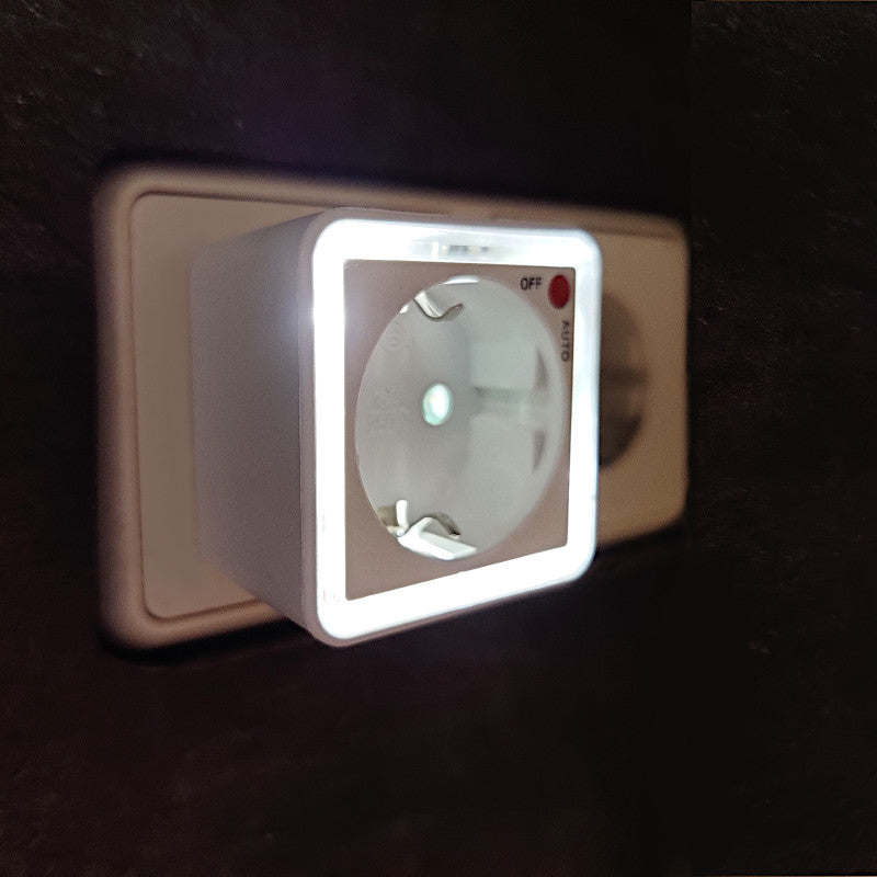 Kopp LED Nachtlicht mit Dämmerungssensor mit Schalter in Steckdose gesteckt