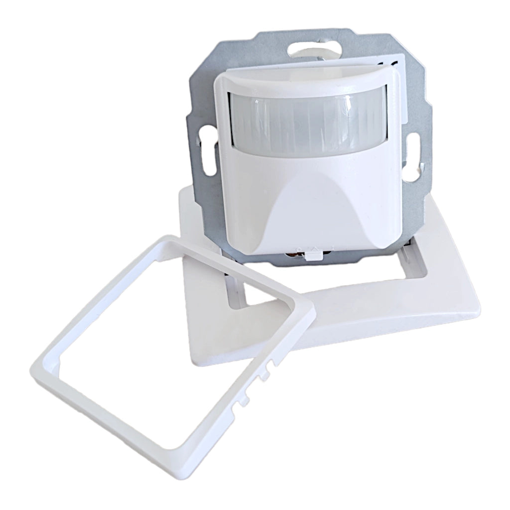 Ansicht Kopp Bewegungsmelder, Zwischenrahmen und Abdeckrahmen in arktisweiß nebeneinanderliegend