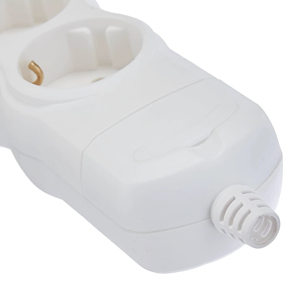 Kopp Steckdosenleiste 3-fach ohne Zuleitung weiß Nahaufnahme der Anschlussseite mit Knickschutz