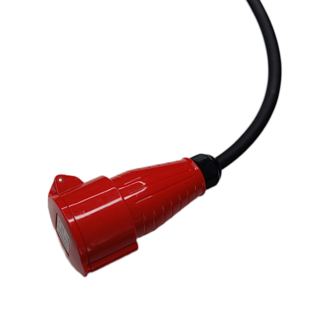 Eine rote CEE Steckdose mit Klappdeckel von einem Kopp CEE Verlängerungskabel