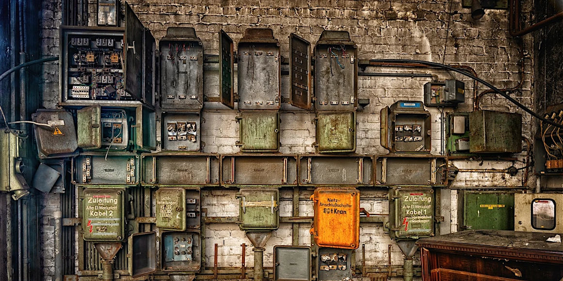 mehrere Kleinverteiler an der Wand eines alten Fabrikgebäudes